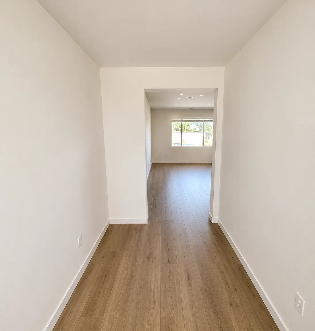 4 bed, 2.5 bath, 2400 sqft, $5,000 — Photo 2