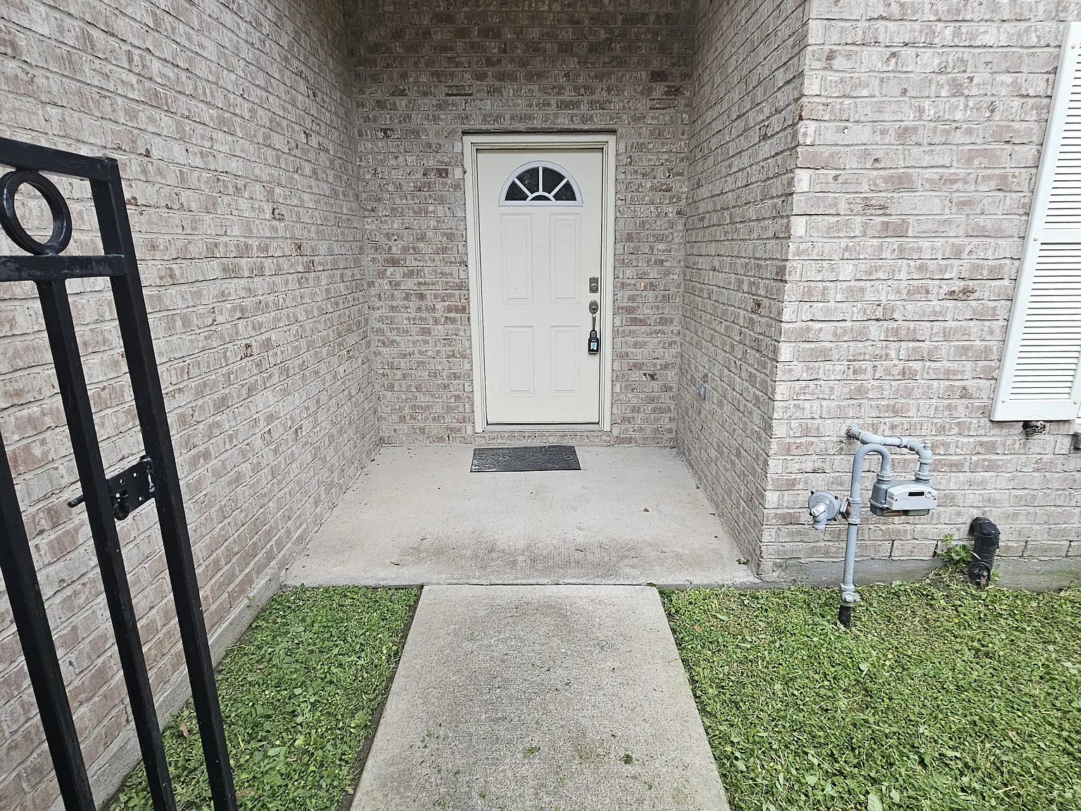 3 bed, 2.5 bath, 1900 sqft, $2,100 — Photo 2