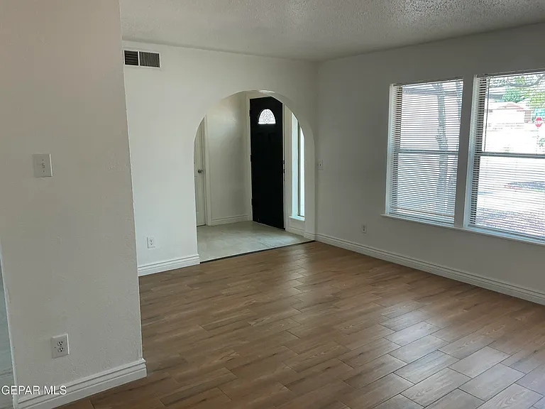 335 Flynn Dr — Photo 6