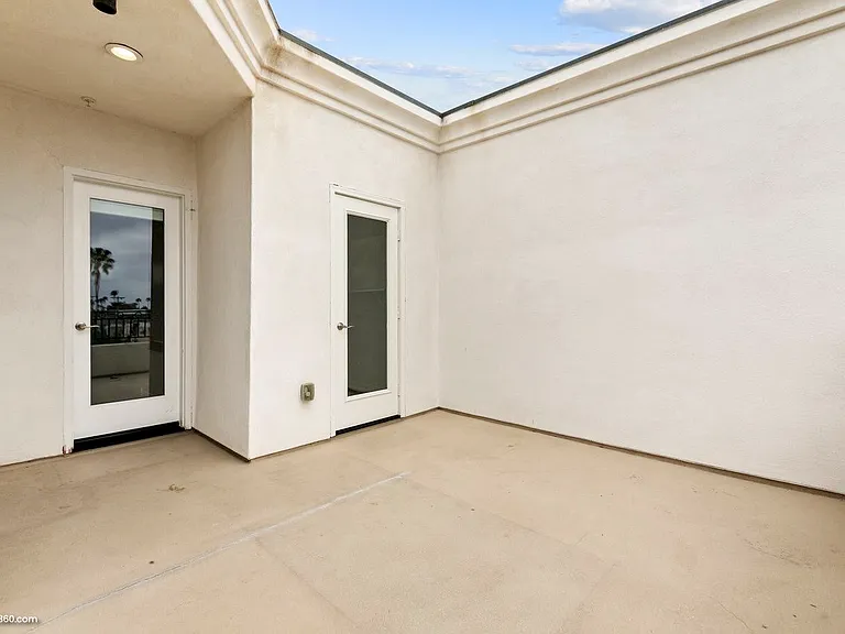 1627 Hornblend St — Photo 8