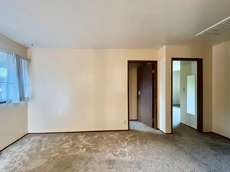 915 Clover Dr — Photo 11