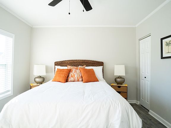 Luxury comfort Queen bed in 1 BR with desk and seating