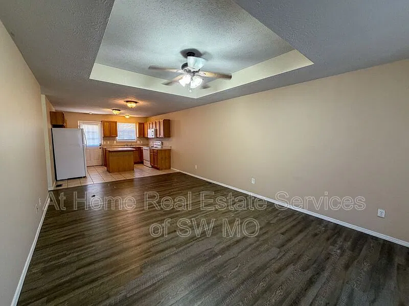3 bed, 2.0 bath, 1559 sqft, $1,330 — Photo 3