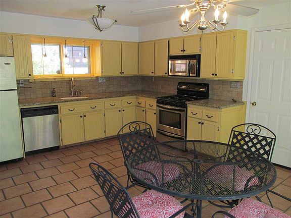 4th image of 451 Elm Ave