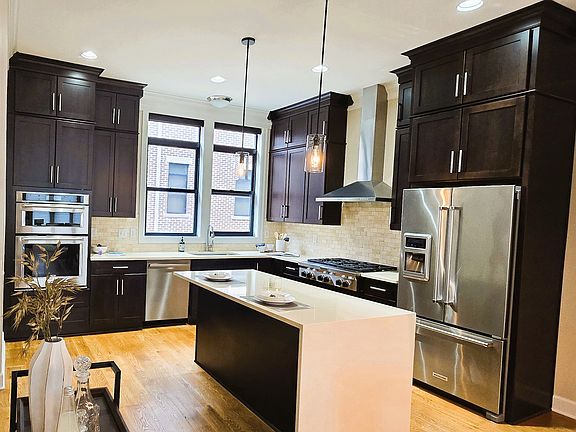 Gourmet Kitchen, Upgraded Appliances and Cabinets, New Dishwasher (2023), Quartz Countertops