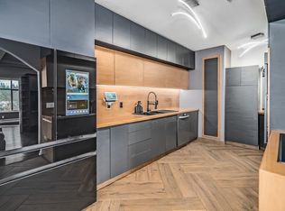 3176 Plateau Blvd #405, Coquitlam, BC V3E3J2