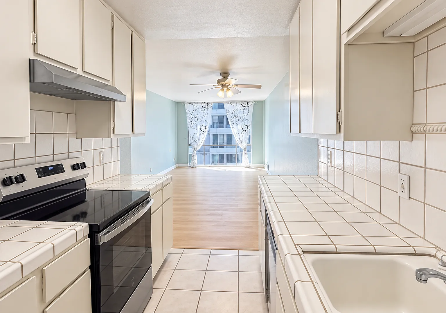 San Francisco Bright & Spacious 1-Bedroom Condo with Parking — Photo 3