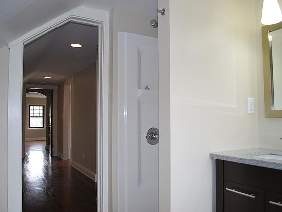 4th image of 933 Marion Ave #200