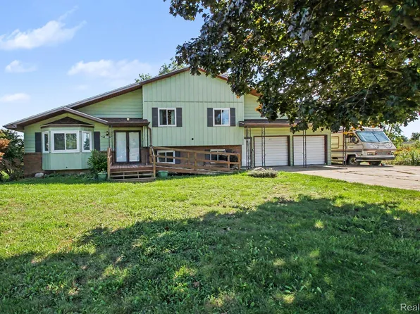 1578 McAlpine Dr, Mount Morris, MI 48458