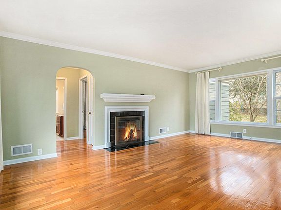 3rd image of 79 Clinton Dr W