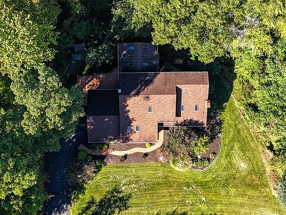 4th image of 30 Robin Lea Ln