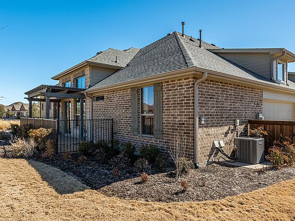 2nd image of 1000 Foxglove Ln