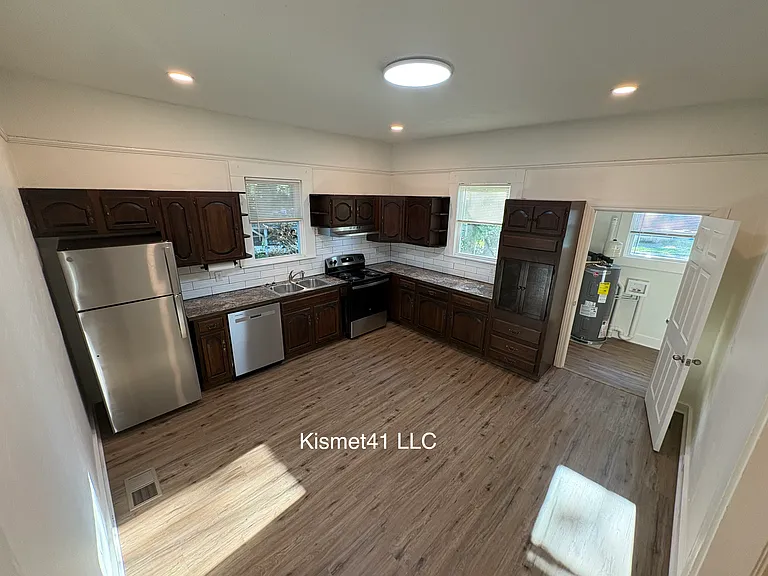 409 Lilly Ave — Photo 5