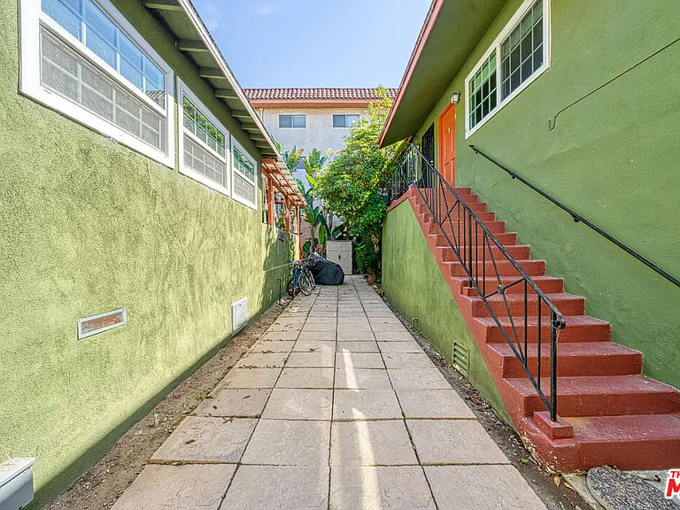1112 Ocean Park Blvd #F — Photo 4