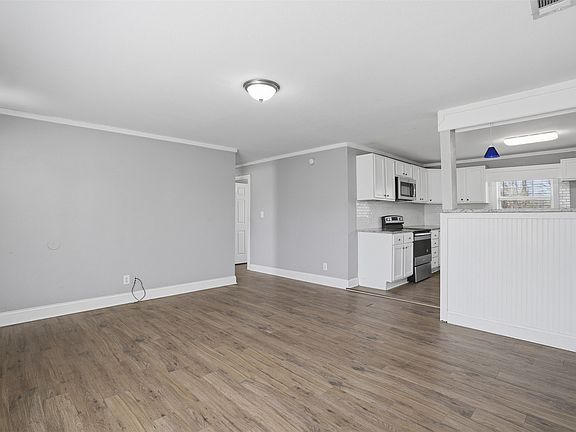 5th image of 308 W Lamm St