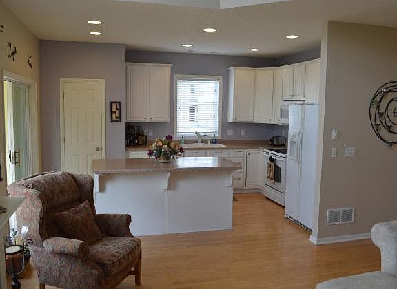 5th image of 570 Sutherland Dr