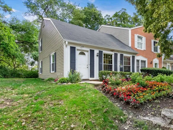 60 Forest Ln, Cary, IL 60013