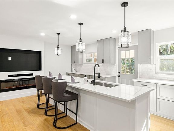 4th image of 2633 Yale Ter