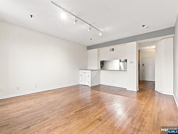 4th image of 227 Columbus Dr #214B