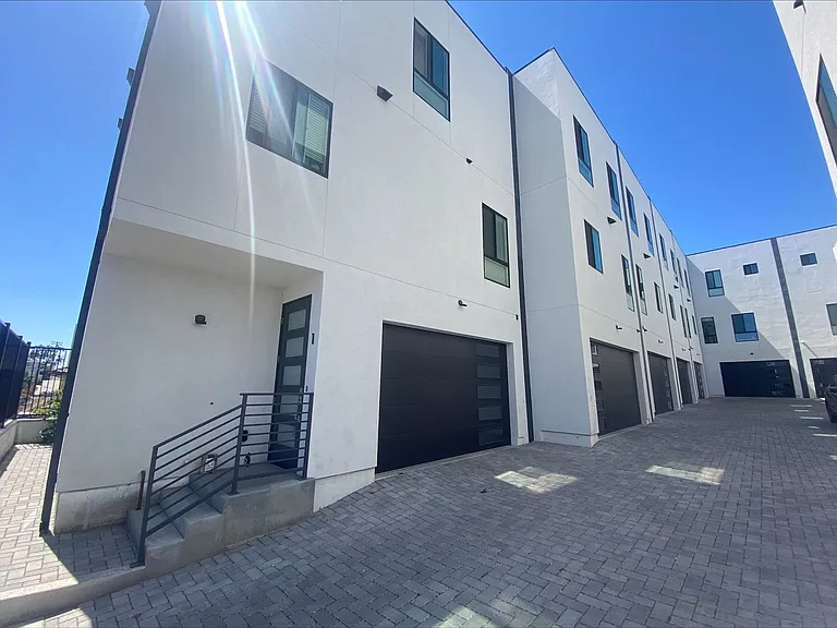 2961 E St #4 — Photo 36
