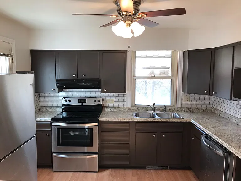 606 Ridgemont Dr — Photo 2