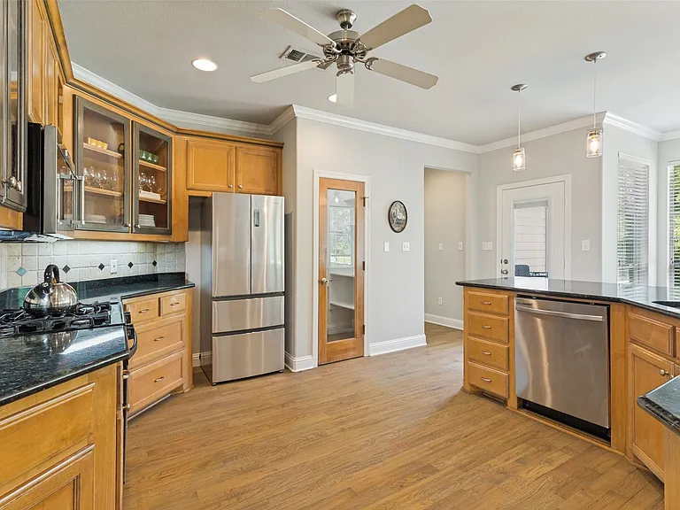 312 S Pearson Ln — Photo 3