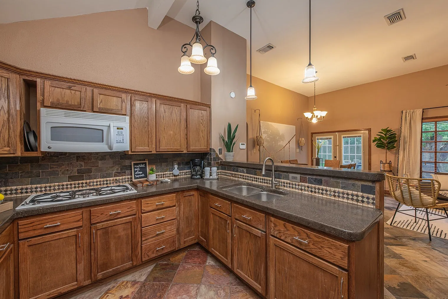 2 bed, 1.0 bath, $4,100 — Photo 4