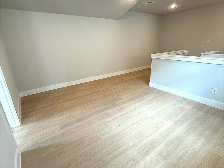 8289 Emsworth Dr — Photo 11