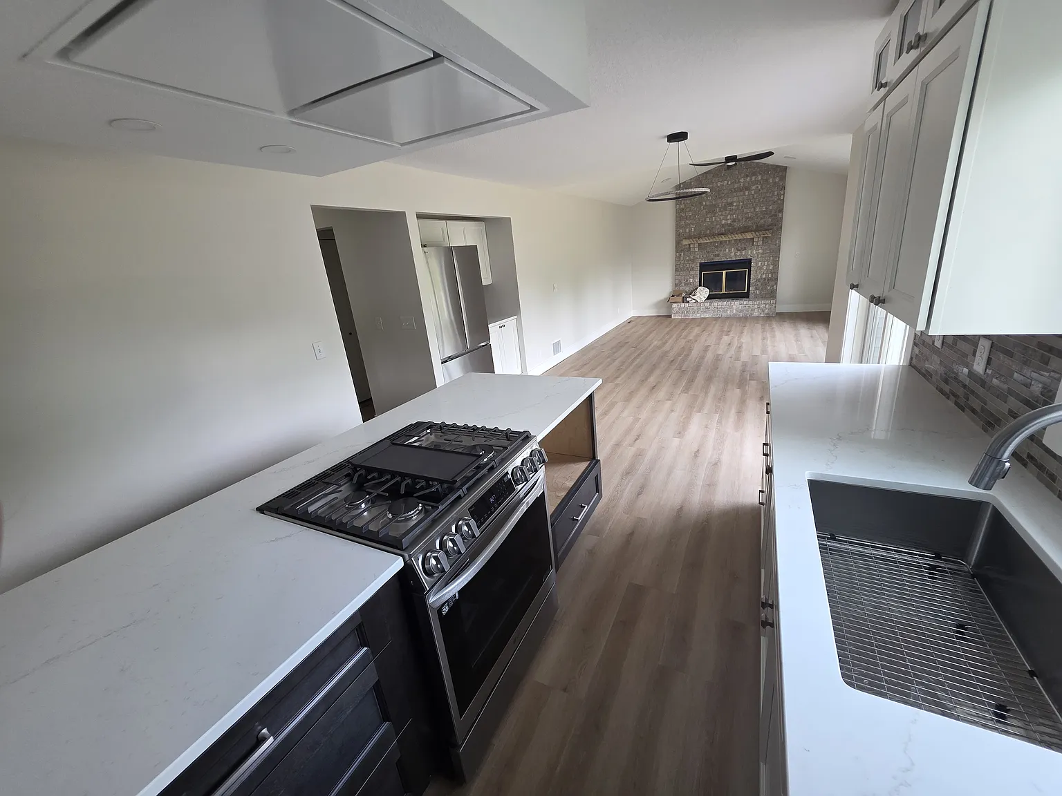 4 bed, 2800 sqft, $4,575 — Photo 3