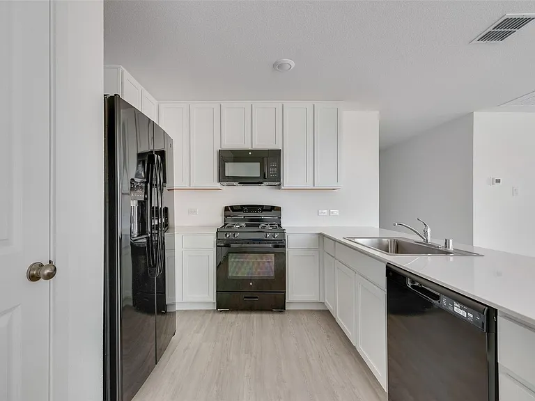 2037 Derby Ln — Photo 4