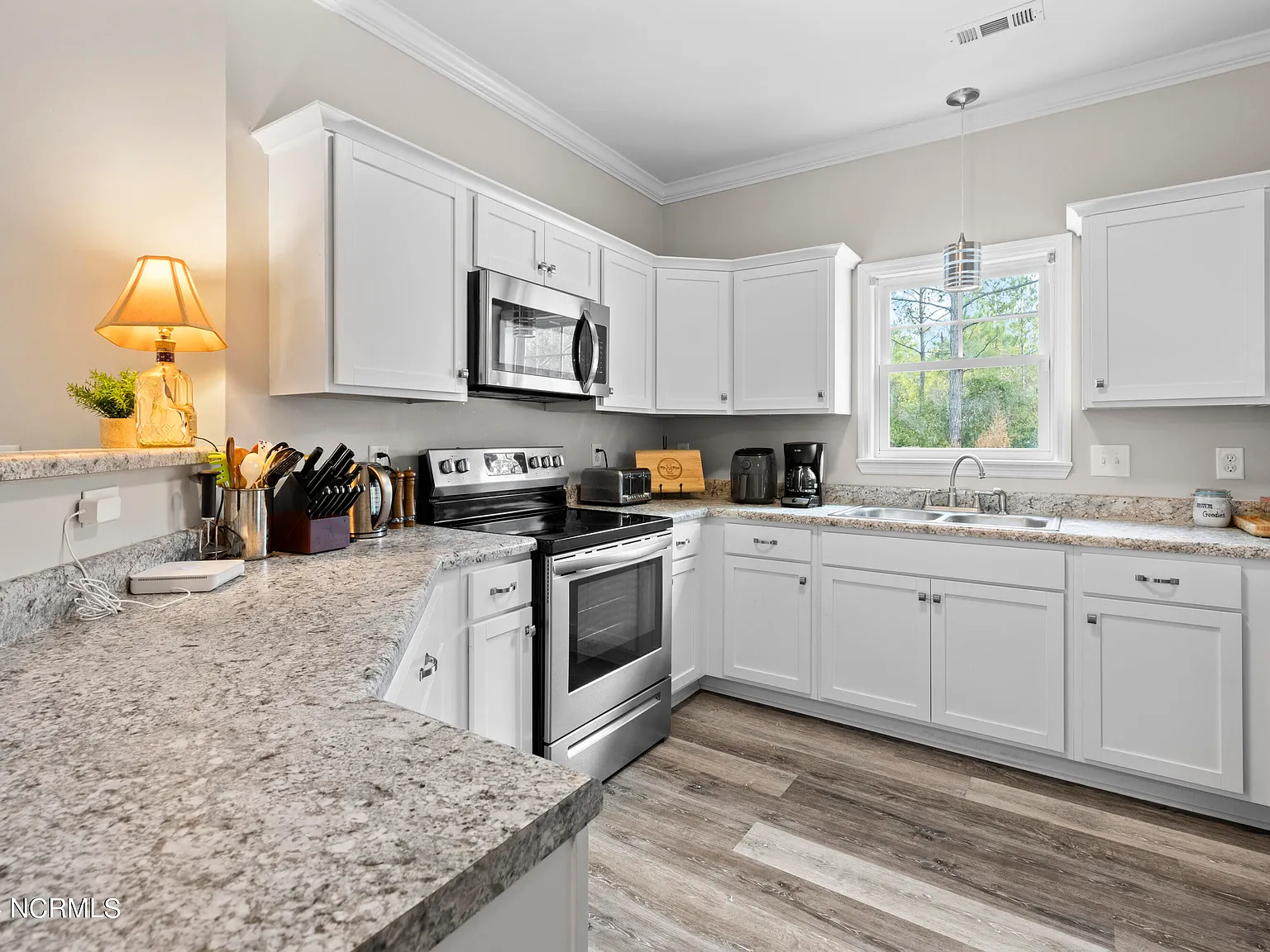 3 bed, 2.5 bath, 1637 sqft, $1,600 — Photo 4