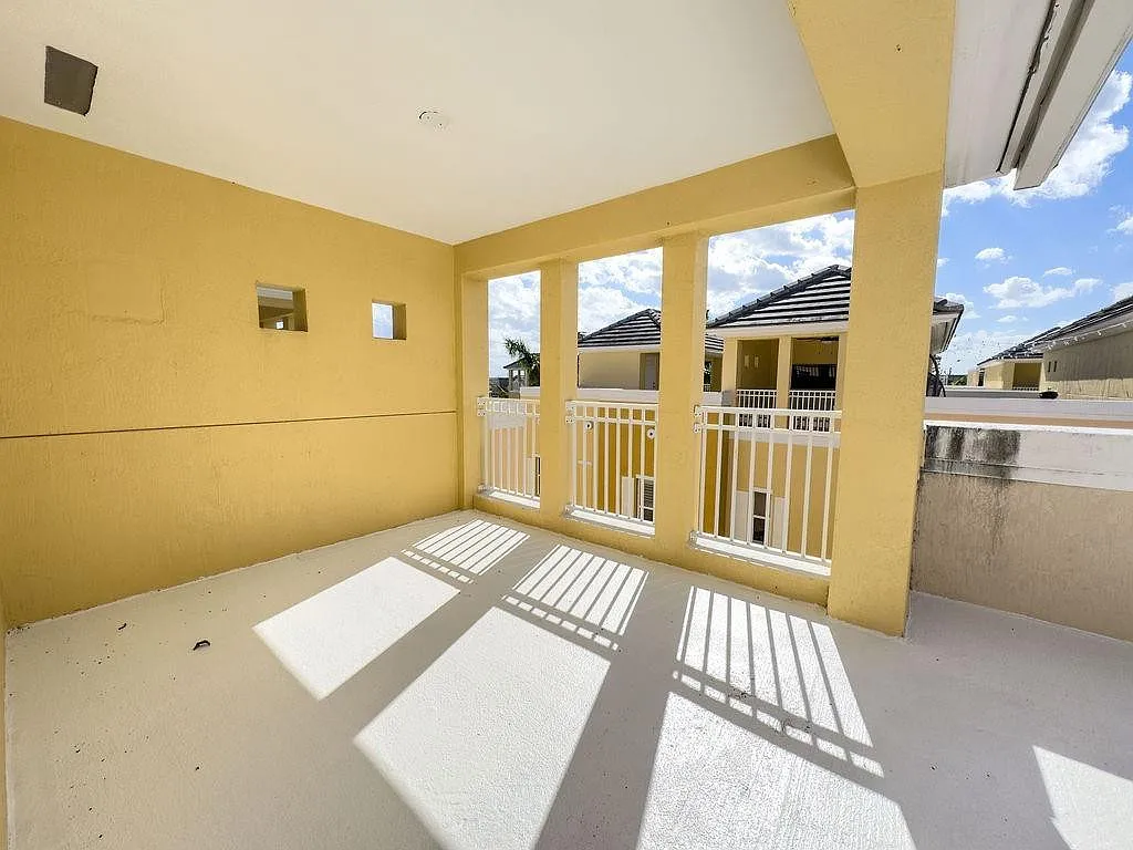 3 bed, 3.5 bath, 1952 sqft, $3,500 — Photo 2
