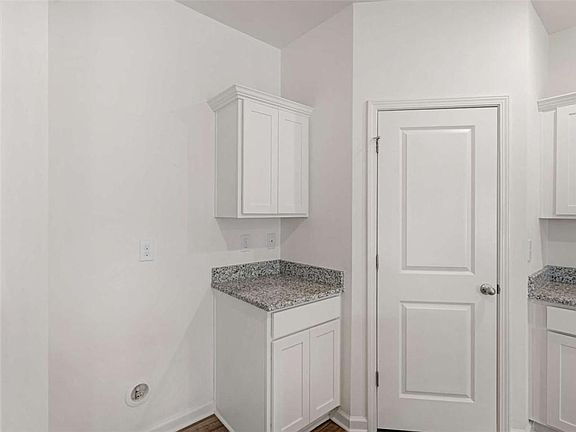 4th image of 214 Georgian Way