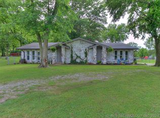 24222 S Rogers Dr, Claremore, OK 74019
