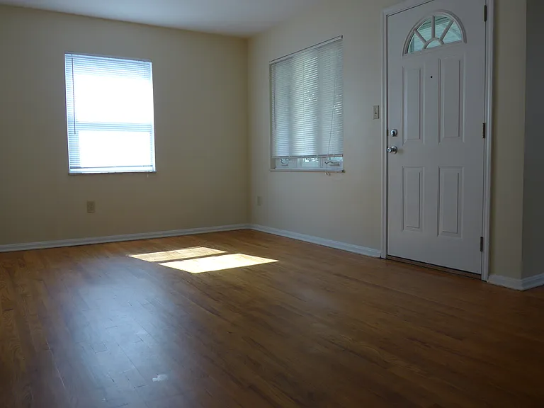 13913 Courtland Ave — Photo 2
