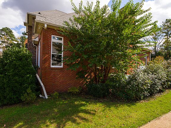 4th image of 820 Salisbury Way
