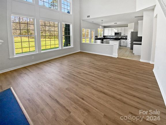 3rd image of 10807 Fountaingrove Dr