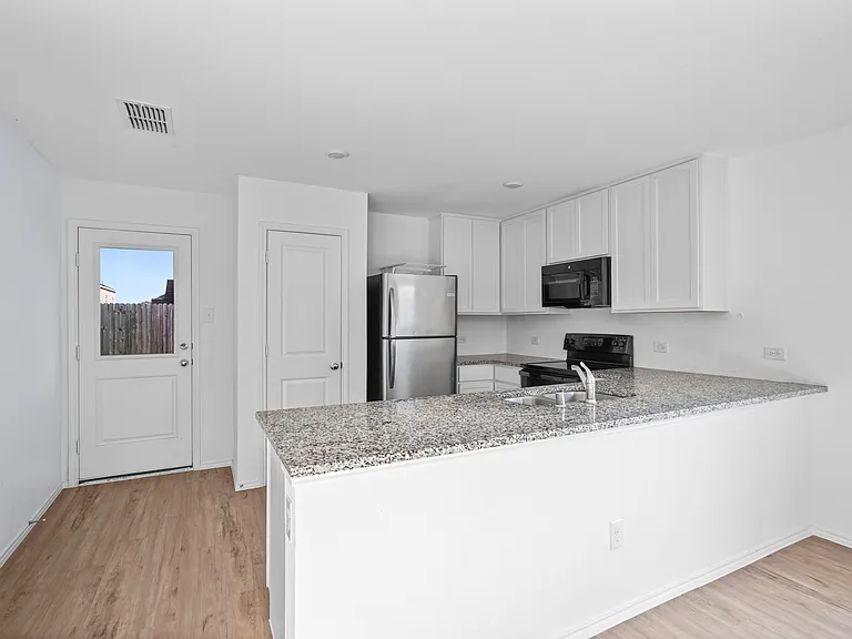 1436 Mahogany Ln — Photo 3