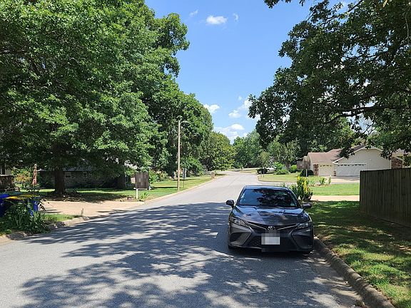 4th image of 705 N Woodland Dr