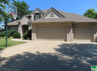 607 E Saint Andrews Cir, North Sioux City, SD 57049