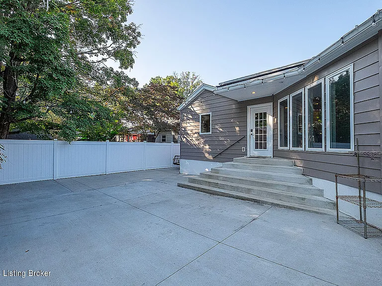211 S Sherrin Ave — Photo 39