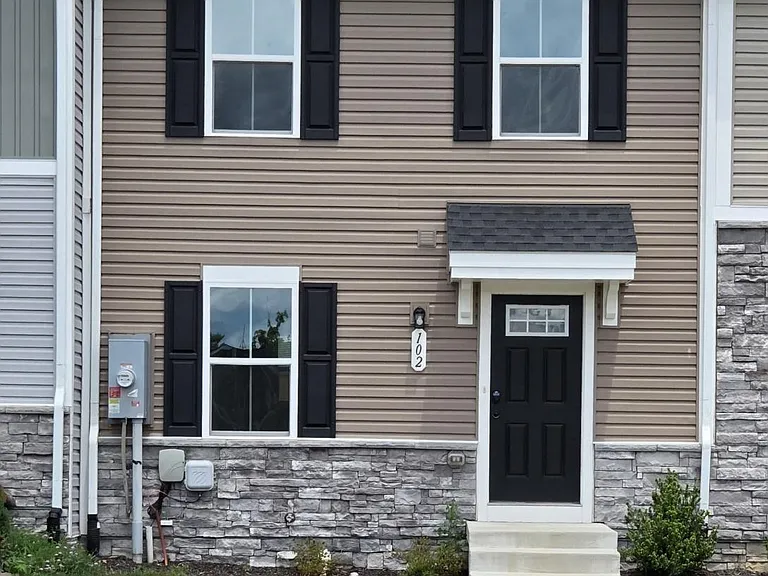102 Spring Pl — Photo 2