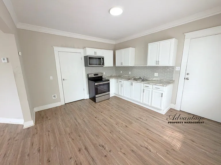 525 N Waldran Blvd #4 — Photo 5