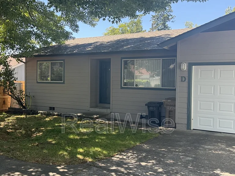 249 SW Rogue River Ave #D — Photo 3