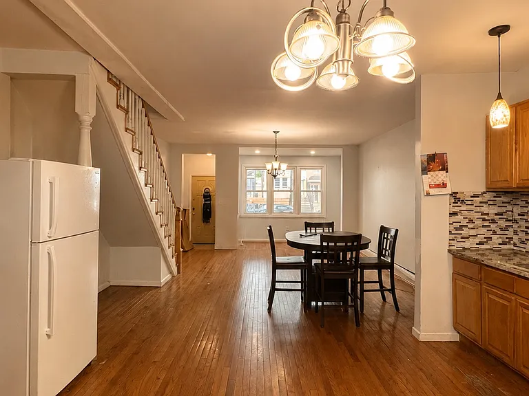 Mallory Ave — Photo 1