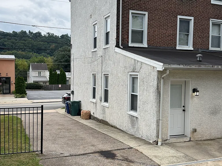 726 E Hector St — Photo 5