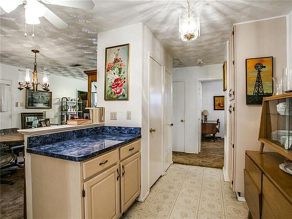 5th image of 611 Aransas Dr