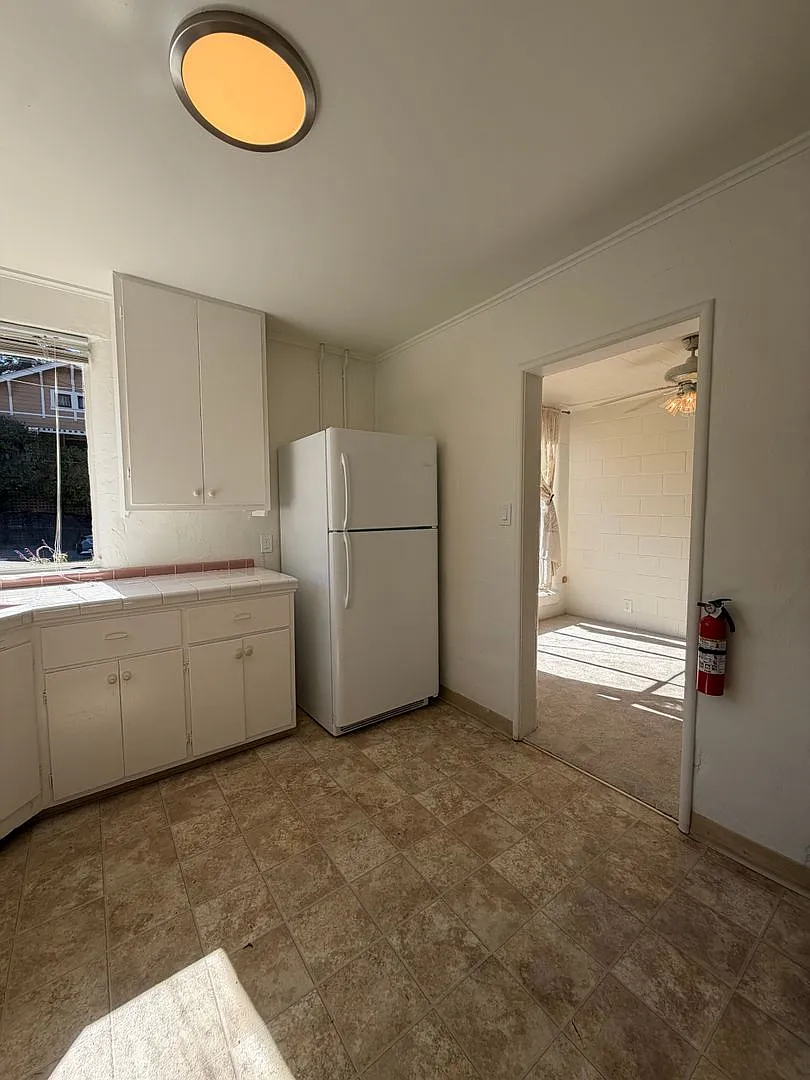 Two Bedroom Duplex near Downtown Sebastopol with Water Included. — Photo 3