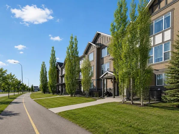 258 E New Brighton Walk SE, Calgary, AB T2Z 5C7