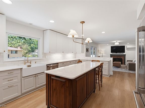 5th image of 222 High Point Dr